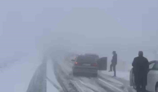 Viranşehir'de kar yağışı trafiği olumsuz etkiledi