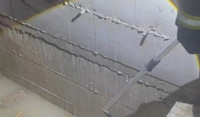 Yağmur sularıyla dolan asansör boşluğuna düşen köpek son anda kurtarıldı