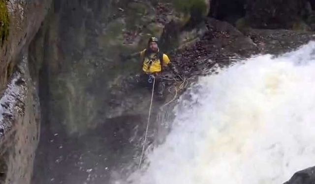 Yağmur ve kar sularıyla coşan kanyondan kurtuldu