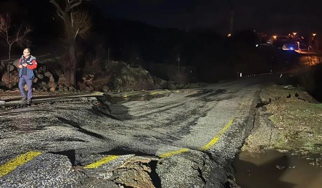 Yoğun yağış sonrası köy yolunda çökme meydana geldi