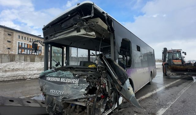 Yüksekova'da belediye otobüsü ile minibüs çarpıştı: 18 yaralı