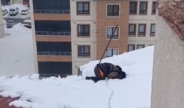 Yüksekova'da dondurucu soğuğa rağmen çatıda ibadet: Kar üzerinde namaz kıldı