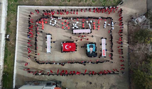 Yunus Emre MTAL'de öğrenciler 103 Türk bayrağı açarak Cumhuriyeti selamladı