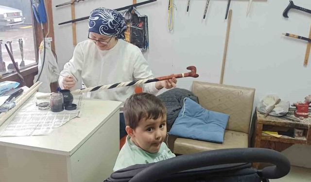 20 yıllık Fatime usta bir eliyle torun sallıyor, diğer eliyle dünyaca ünlü bastonlara şekil veriyor