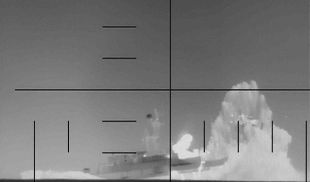 ABD, İran'a ait savaş gemisinin torpido ile vurulma anlarını paylaştı