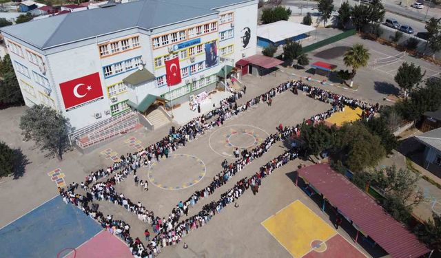 Adana'da ara tatile giren öğrenciler okul bahçesinde bayramlaştı