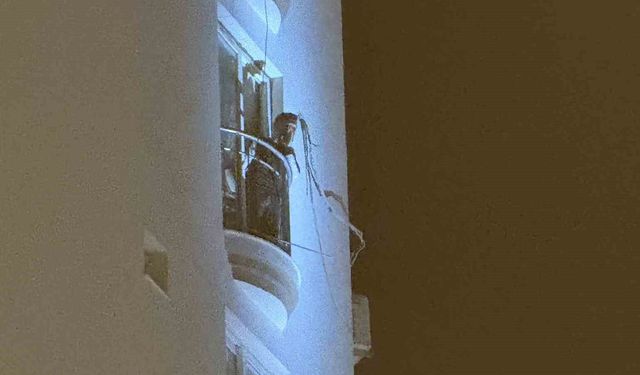 Adana'da bir genç elindeki kolonya şişesiyle dehşet saçtı: 'Kendimi ve evi yakacağım'