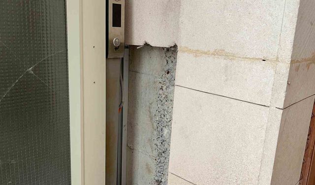 Adilcevaz'da camiye çirkin saldırı: Halılar üzerinde sigara izmaritleri söndürüldü