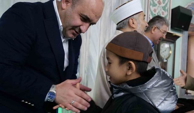 AK Parti İl Başkanı Gürhan Albayrak, Reşadiye Camii'nde vatandaşlarla bayramlaştı