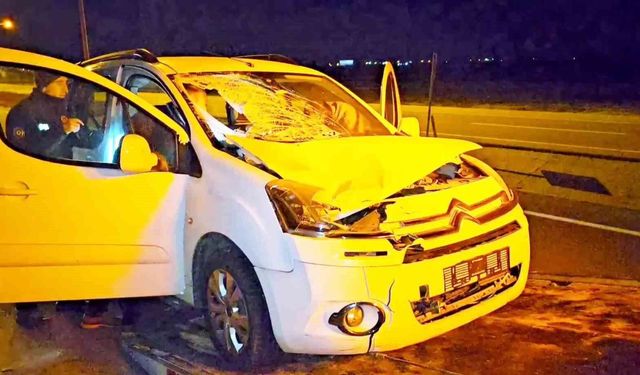 Aksaray'da hafif ticari araç yayaya çarptı: 1'i ağır 2 yaralı