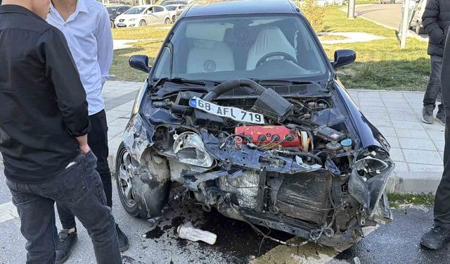 Aksaray'da iki otomobil çarpıştı: 2 yaralı