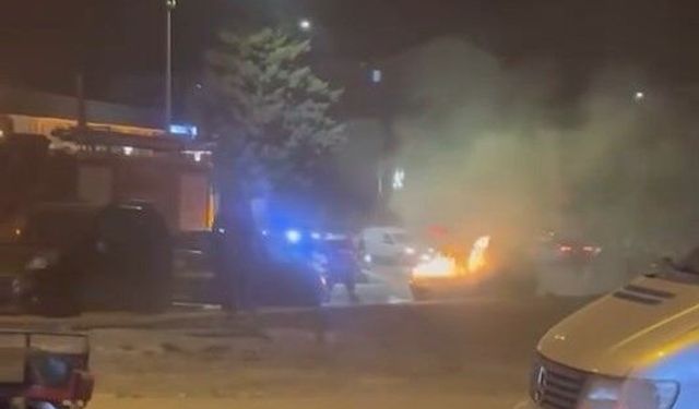 Alev alan aracı itfaiye ekipleri söndürdü