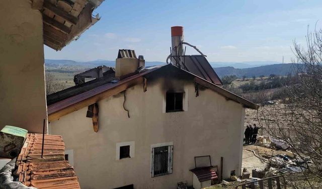 Alevlere çatıdan müdahale etmek isterken yaşamını yitirdi