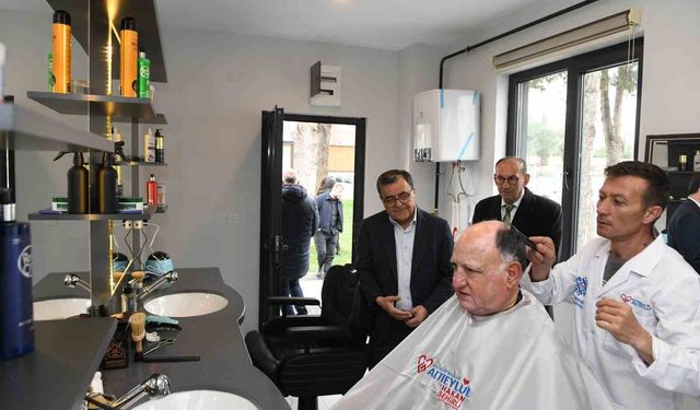 Altıeylül Belediyesi'nden emeklilere 'Halk Berberi' hizmeti