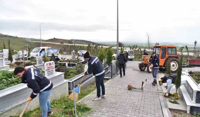 Altıeylül'de bayram öncesi mezarlıklarda yoğun mesai