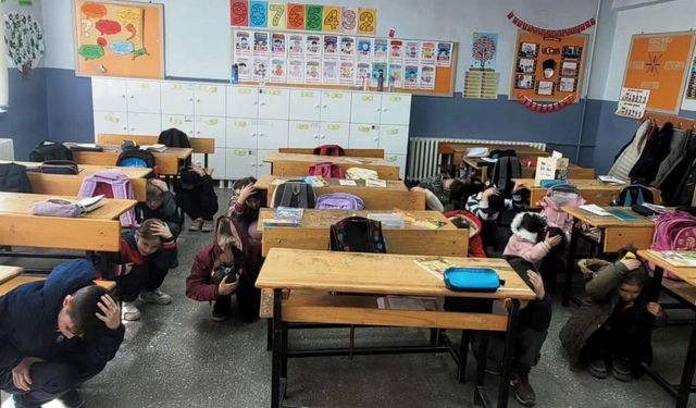 Altıntaş'ta Zafer İlkokulunda deprem tatbikatı
