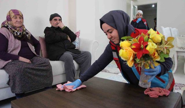 Amasya'da yaşlıların bayram temizliğini 'vefalı eller' yaptı