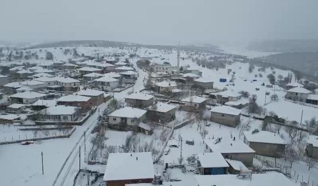 Amasya'ya Mart ayında kış geri döndü, Alan köyünde karlı yol greyderle açıldı