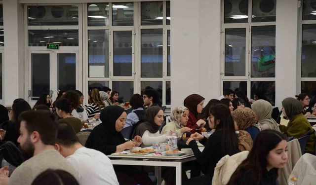 Anadolu Üniversitesi öğrencileri Kadir Gecesi'nde iftar sofrasında buluştu