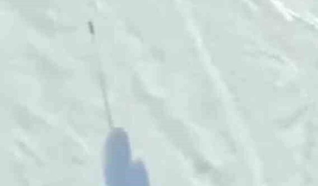 Araklı'nın karlı tepelerinde mahalle arasında snowboard keyfi