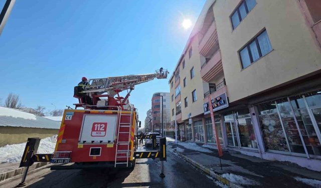 Ardahan'da çatılarda tehlike oluşturan buz sarkıtları temizleniyor