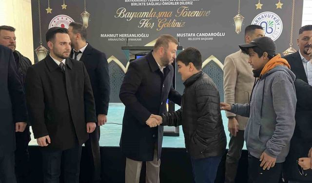 Arnavutköy'de bayram namazı sonrası ilçe protokolü vatandaşlarla bayramlaştı