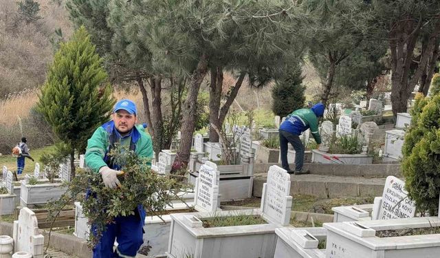 Arnavutköy'de bayram öncesi mezarlıklar temizlenerek ziyarete hazır hale getirildi