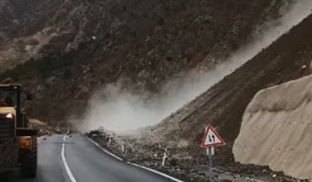 Artvin-Şavşat karayolunda heyelan