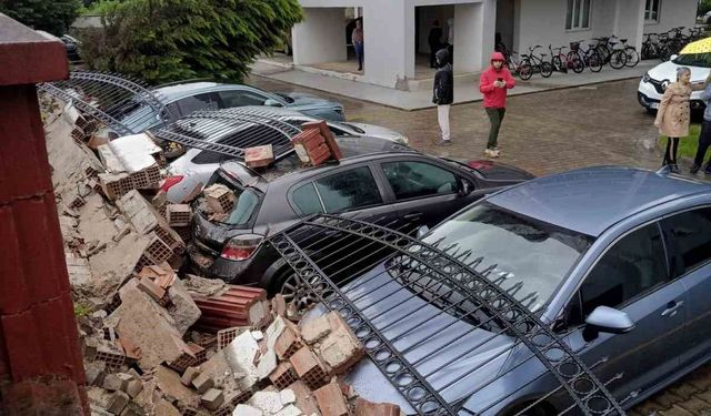 Aşırı yağış istinat duvarını yıktı: 5 araç zarar gördü