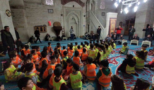 Asırlık camide yaşlılara anlamlı ziyaret