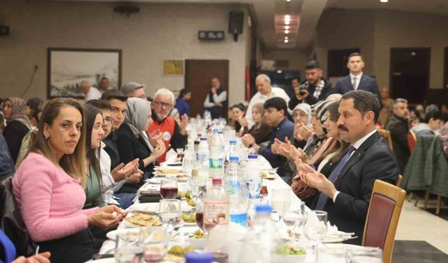 Asrın felaketinde öksüz ve yetim kalan çocuklar iftar sofrasında bir araya geldi