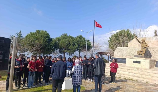 Aydın'da öğrenciler şehitleri andı