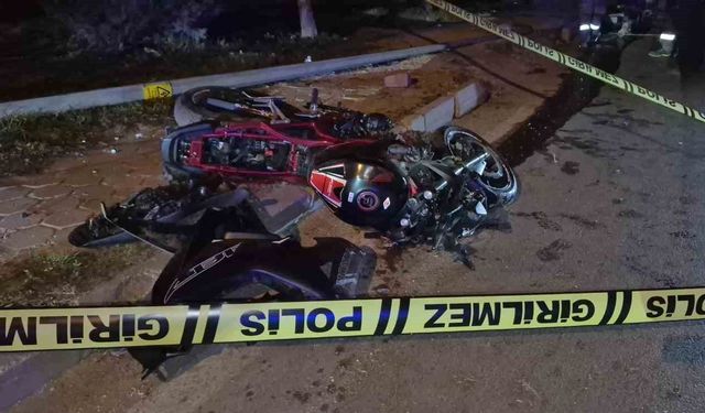 Aydınlatma direğine çarpan motosiklet sürücüsü hayatını kaybetti