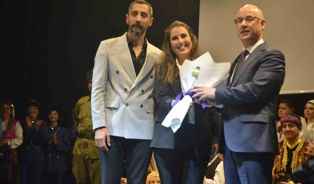 Ayvalık'ta Çanakkale destanı halk danslarıyla yaşatıldı