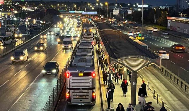 Bahçelievler'de metrobüs ayağının üstünden geçen kadın yaralandı