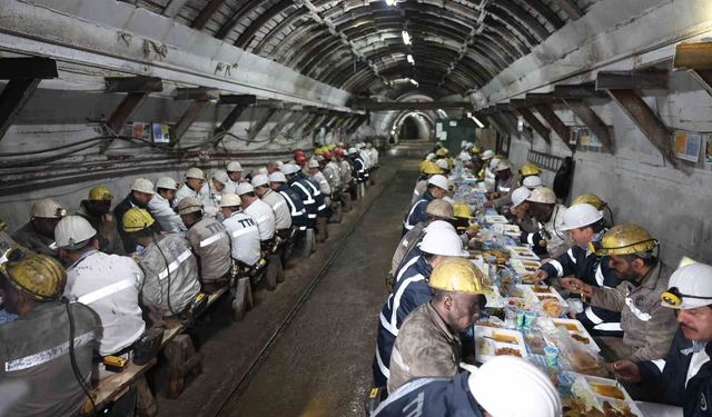 Bakan Bayraktar, madencilerle iftar yaptı