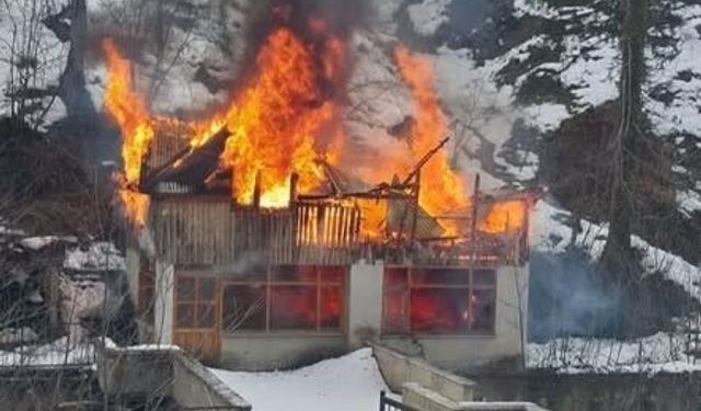 Balık tesisinde çıkan yangın evi küle çevirdi