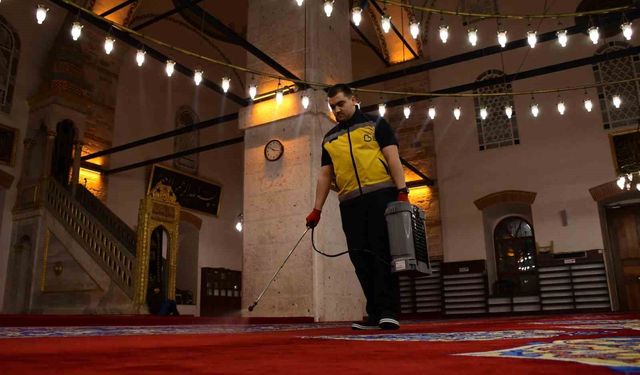 Balıkesir'de cami ve mezarlıklar bayram öncesi temizlendi