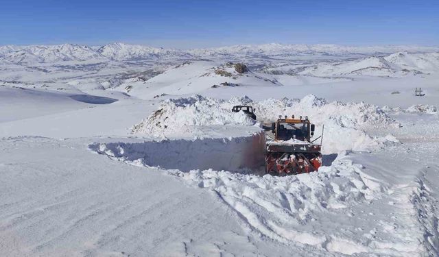 Başkale'de 3 metreyi bulan kar tünellerinde çalışma