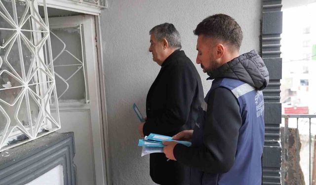 Başkan Yarka kapı kapı dolaştı, sosyal kartları bizzat teslim etti