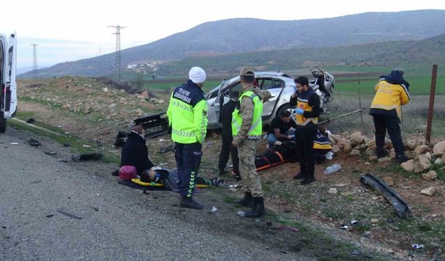 Batman'da direğe çarpıp takla atan araç hurdaya döndü: 5 yaralı