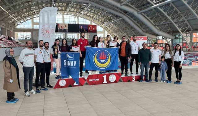 Batman'da yüzme yıldızları sahne aldı