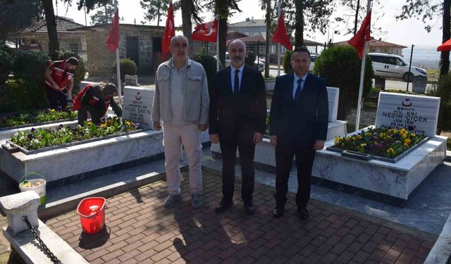 Bayram öncesi şehit mezarlarında çalışmalar yapıldı