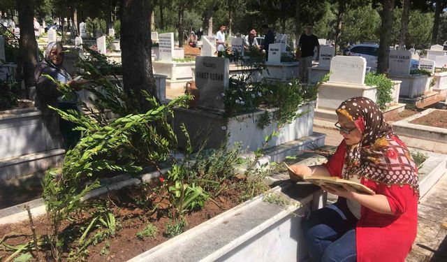 Bayramın ilk günü mrzarlıklarda yoğunluk