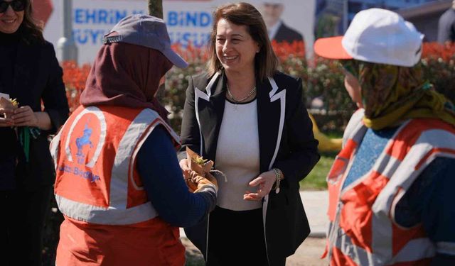 Belediye personellerine kadınlar günü sürprizi
