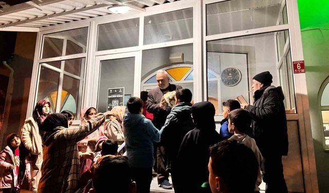 Bigadiç' te camiye gelen- çocukların top sevinci