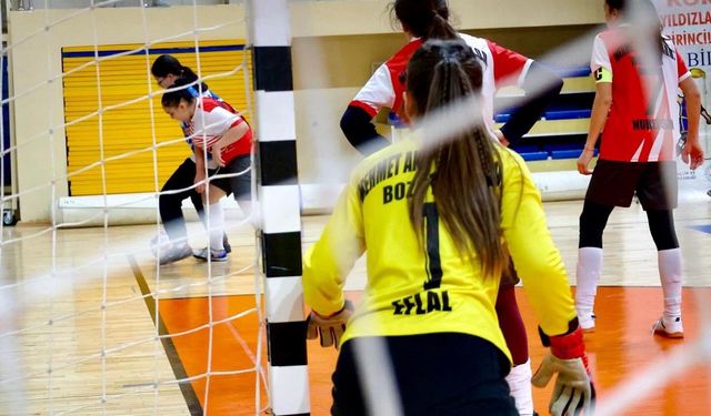 Bilecik'te futsal turnuvasında madalya ve kupalar sahiplerini buldu