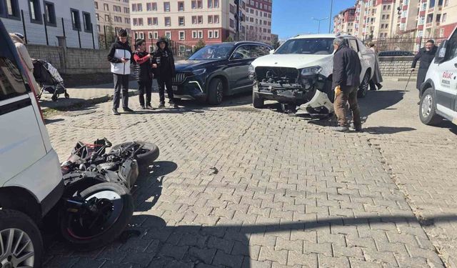 Bingöl'de otomobil ile motosiklet çarpıştı: 2 yaralı
