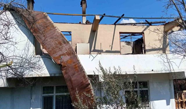 Bolu'da 2 katlı ev alevlere teslim oldu