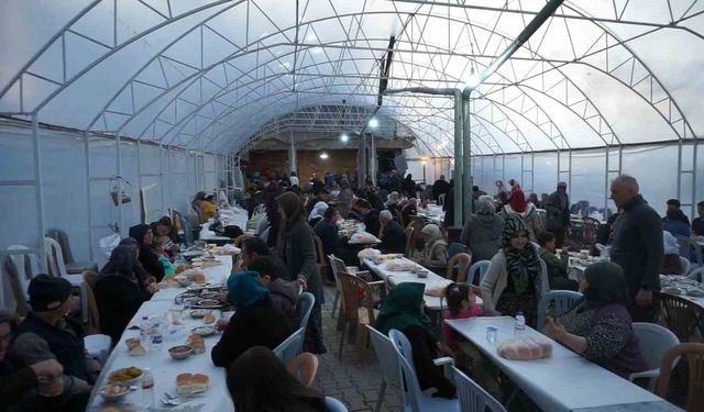 Bu köyde herkes aynı sofrada iftar yapıyor